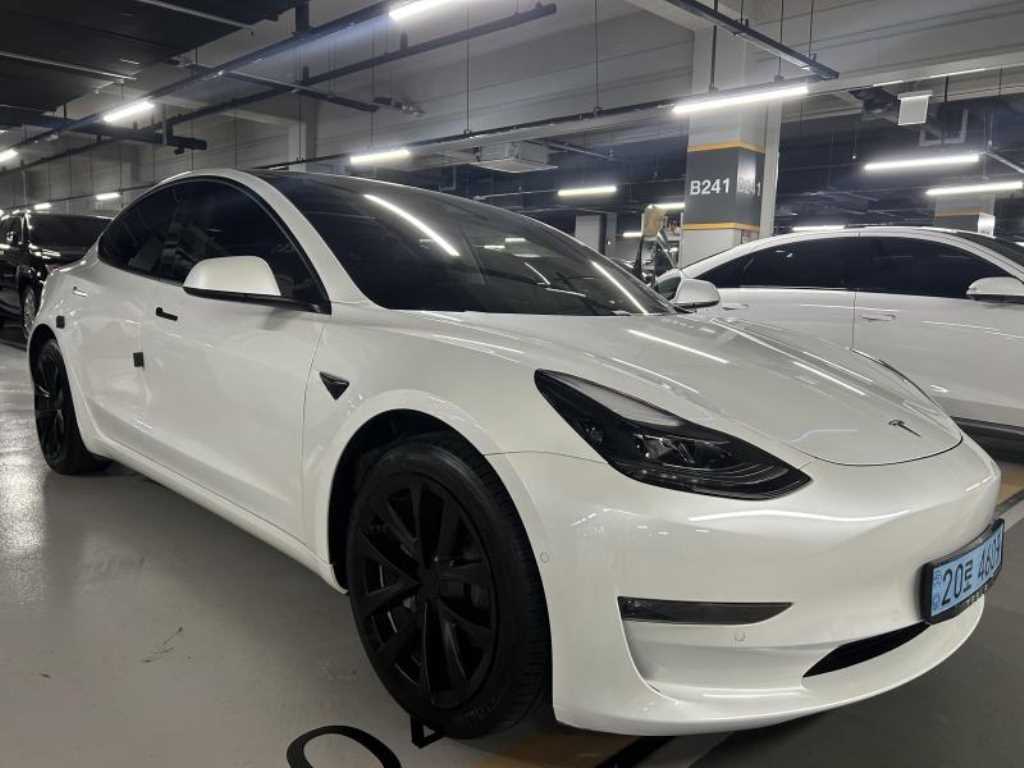 Tesla Model 3 — photo 01