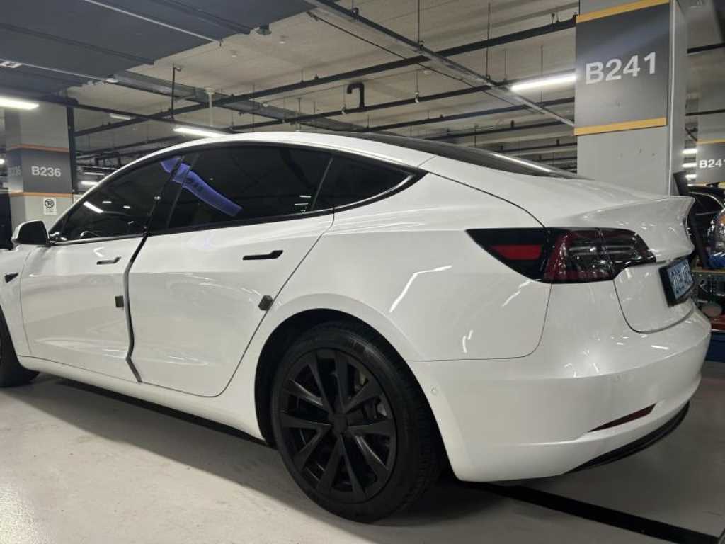 Tesla Model 3 — photo 02