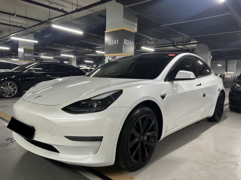 Tesla Model 3 — photo 03