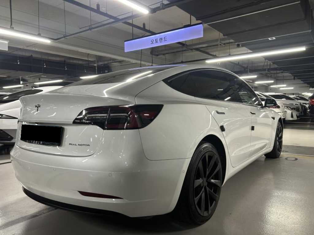 Tesla Model 3 — photo 04