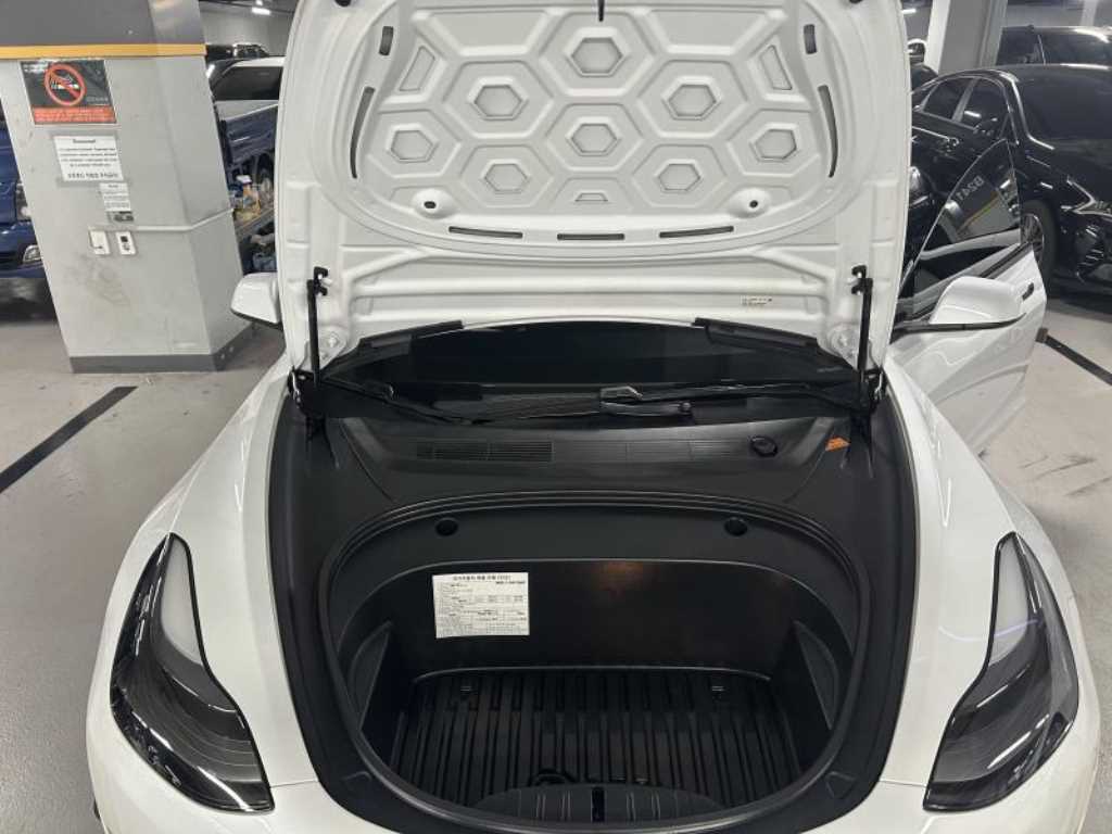 Tesla Model 3 — photo 05