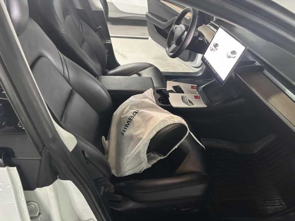 Tesla Model 3 — photo 09