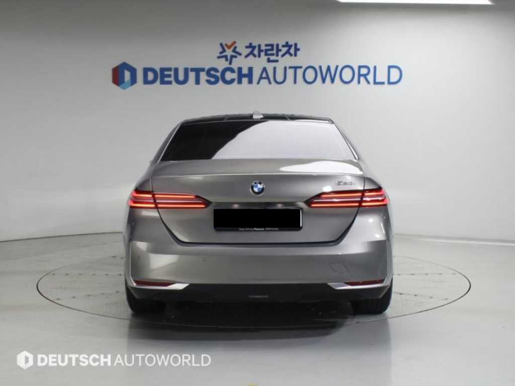 BMW 5-Series — photo 05
