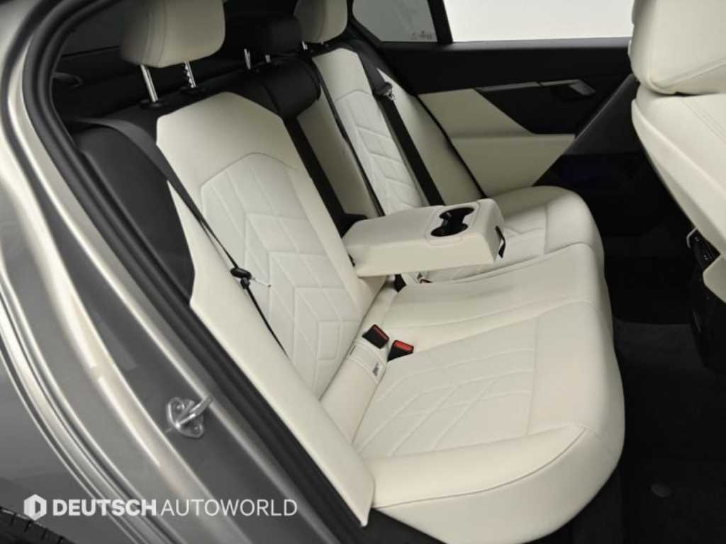 BMW 5-Series — photo 12