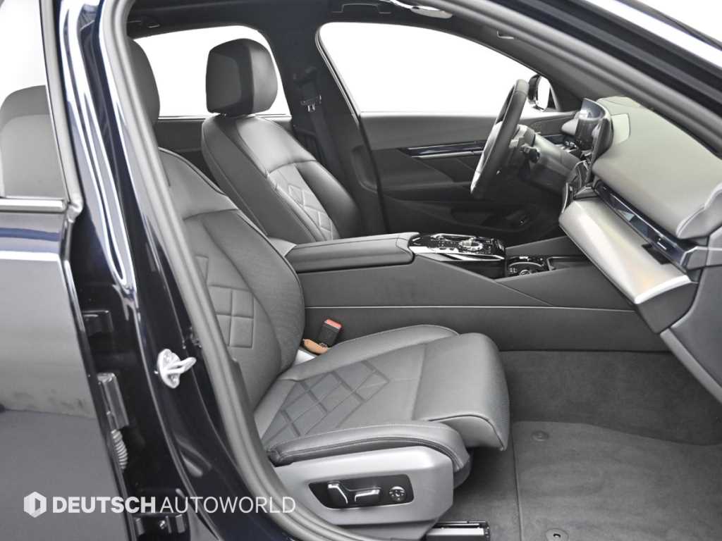 BMW 5-Series — photo 10