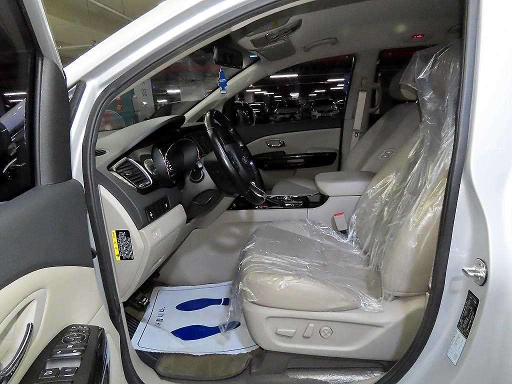 Kia Carnival — photo 06