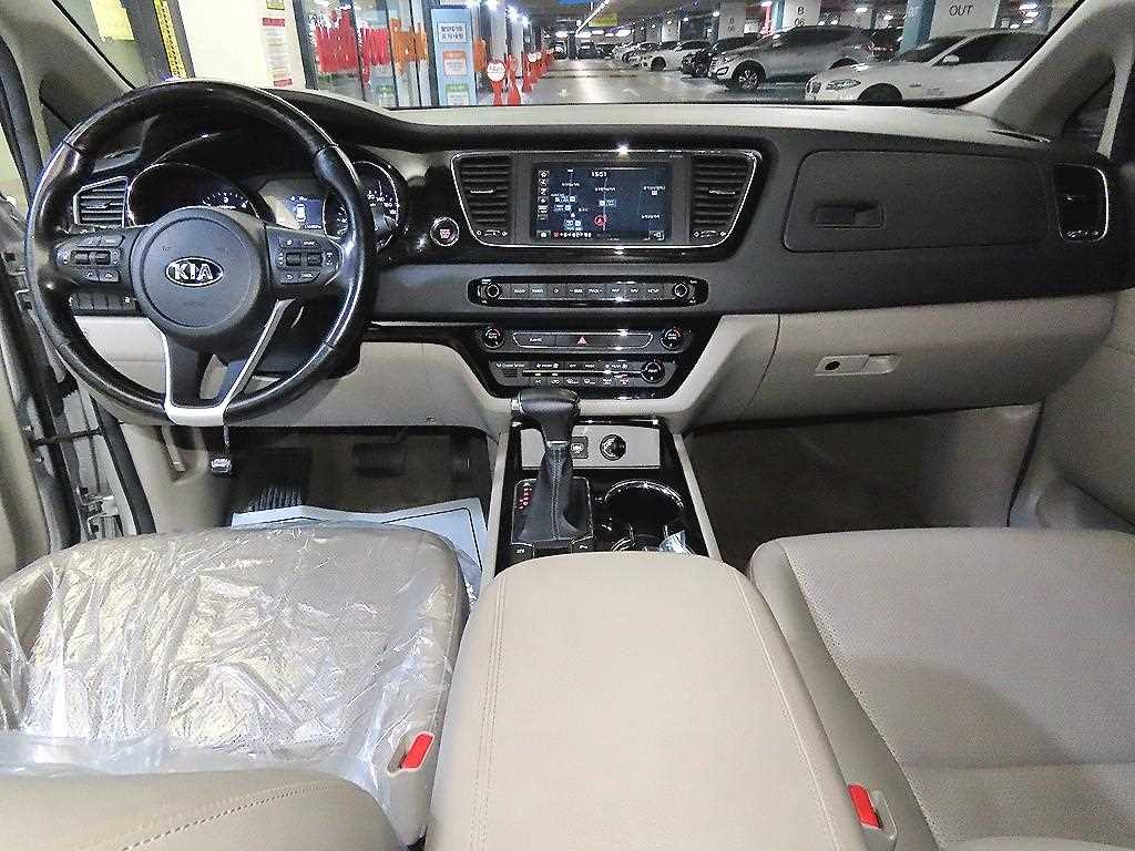 Kia Carnival — photo 10