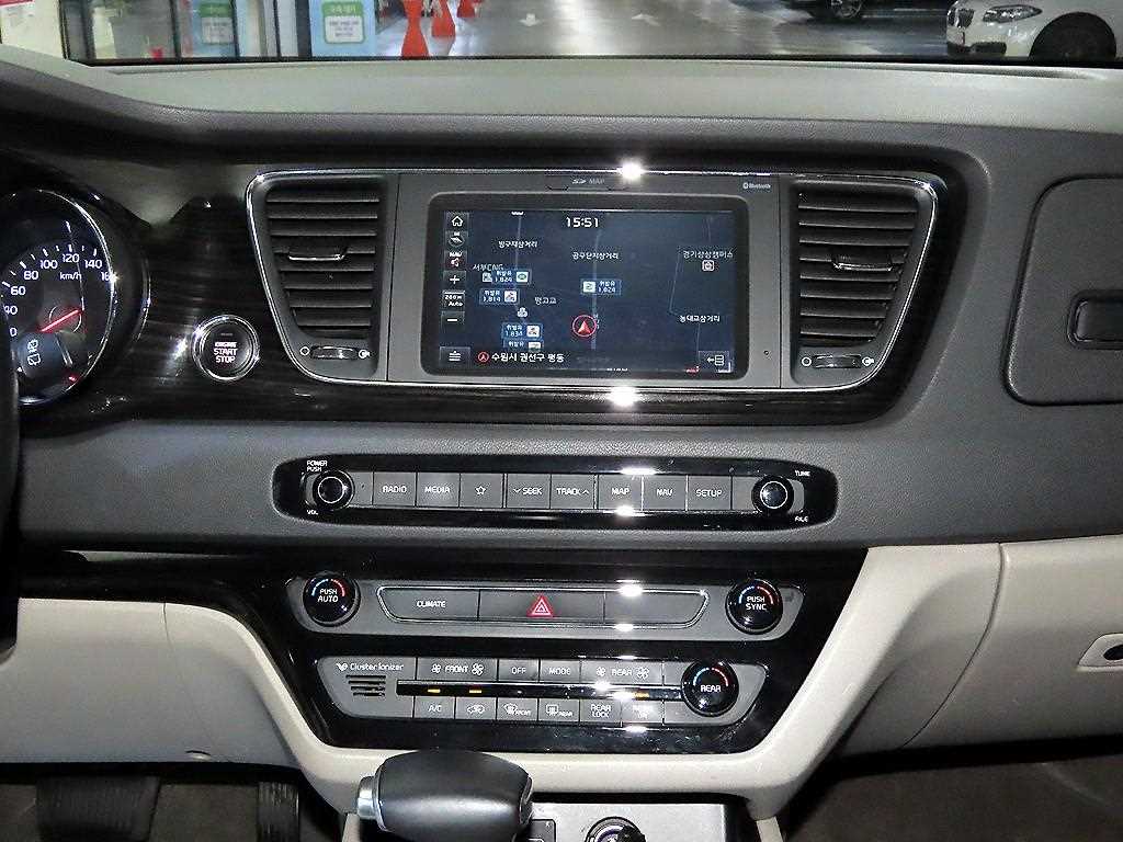 Kia Carnival — photo 11