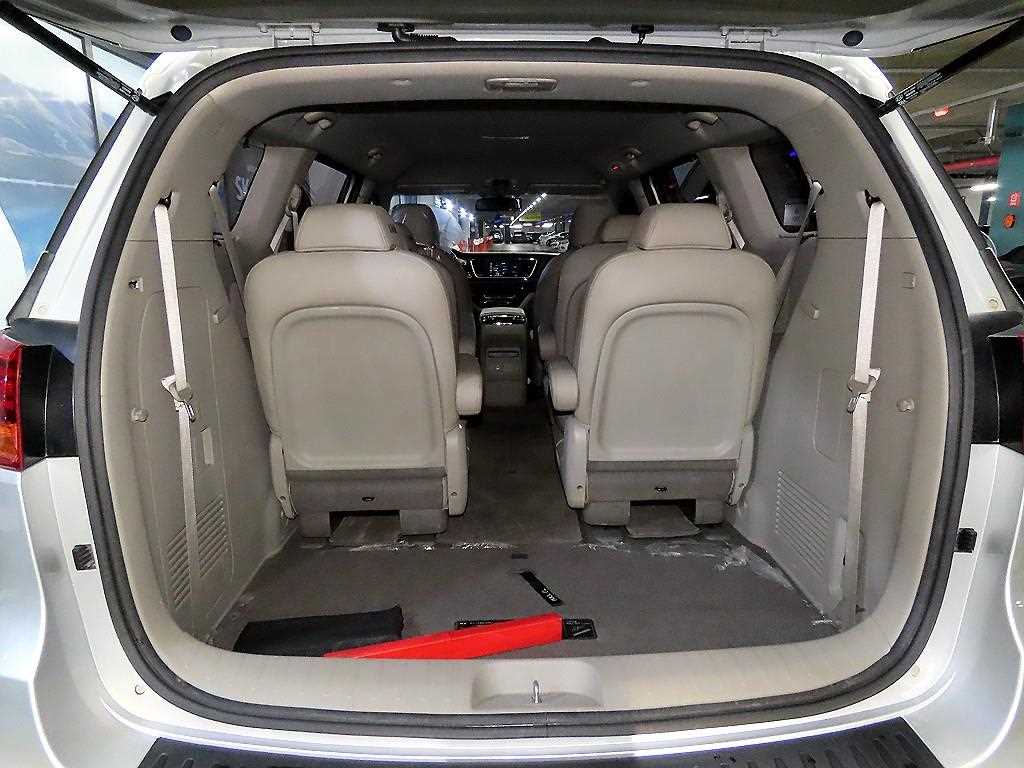 Kia Carnival — photo 16