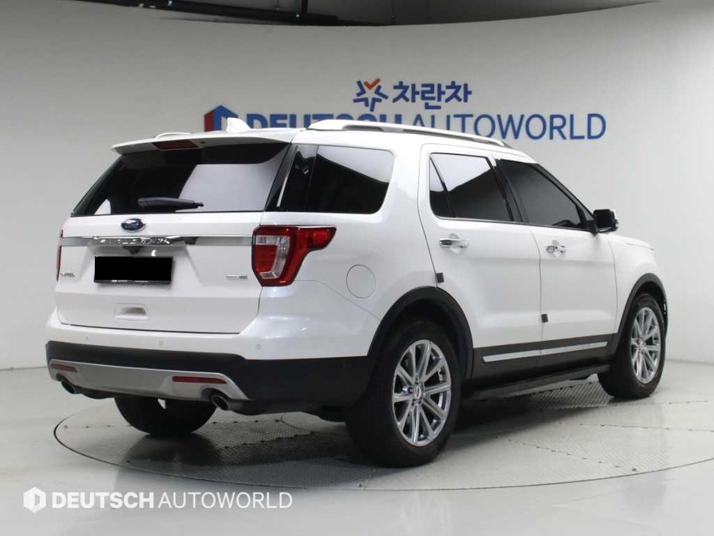 Ford Explorer — photo 02