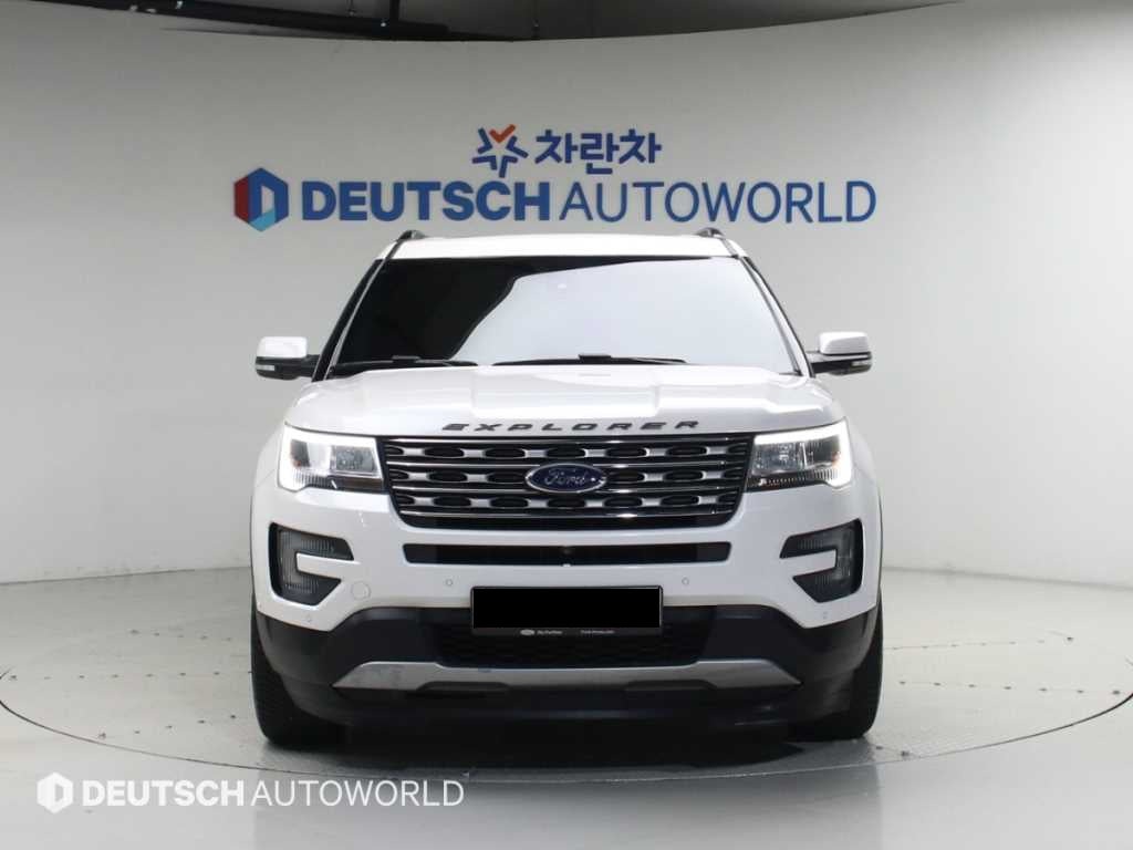 Ford Explorer — photo 03