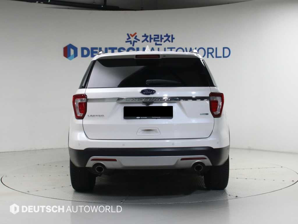 Ford Explorer — photo 04