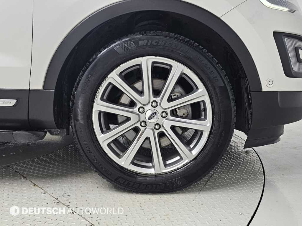 Ford Explorer — photo 05