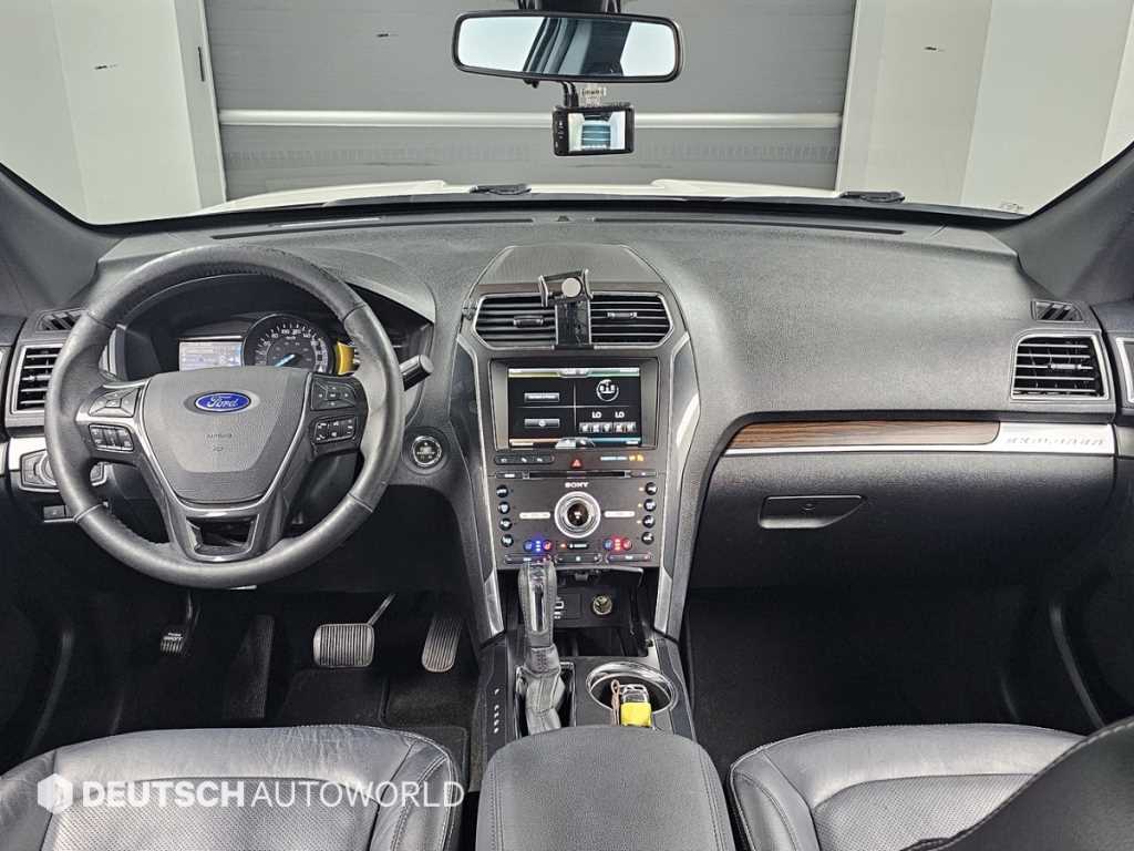 Ford Explorer — photo 07