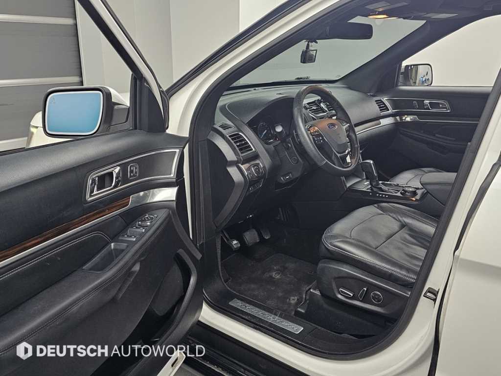 Ford Explorer — photo 11