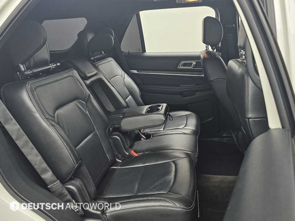 Ford Explorer — photo 12