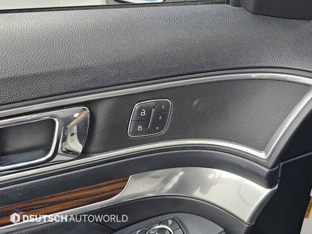 Ford Explorer — photo 16