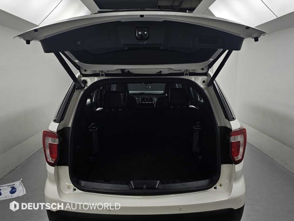Ford Explorer — photo 19