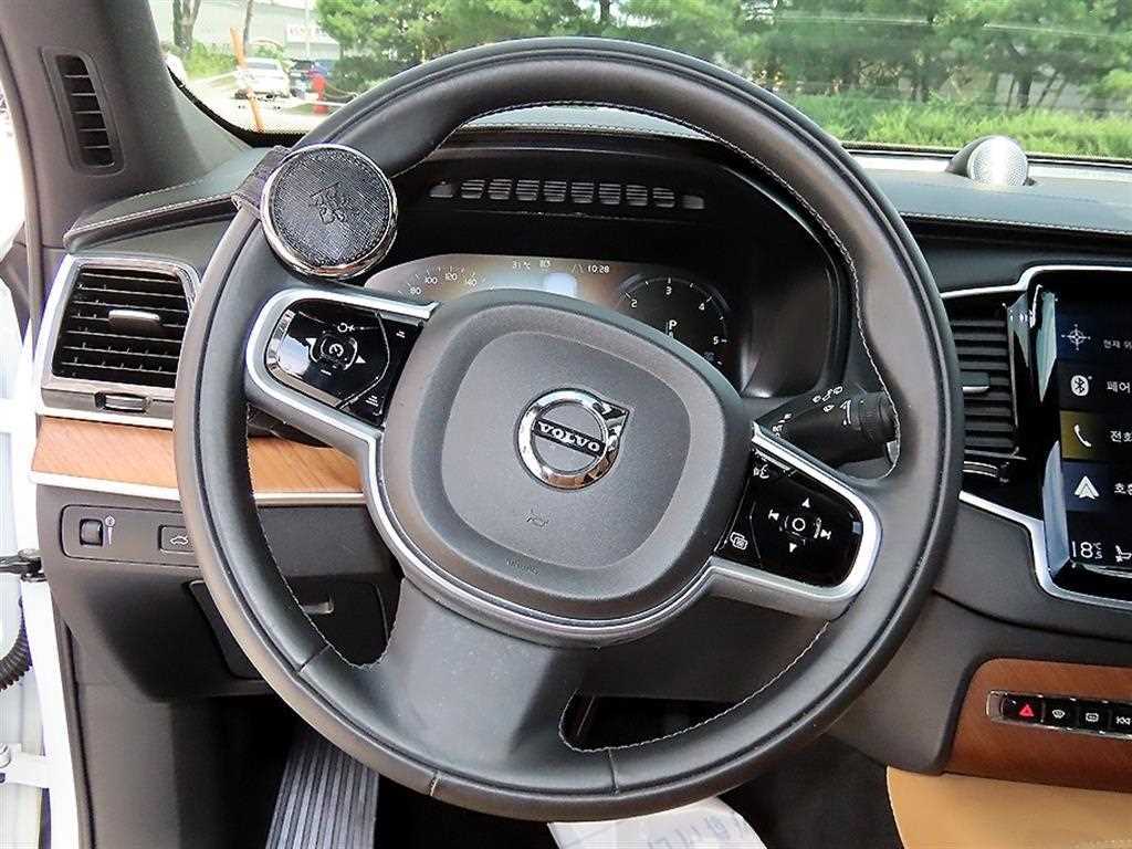 Volvo XC90 — photo 09