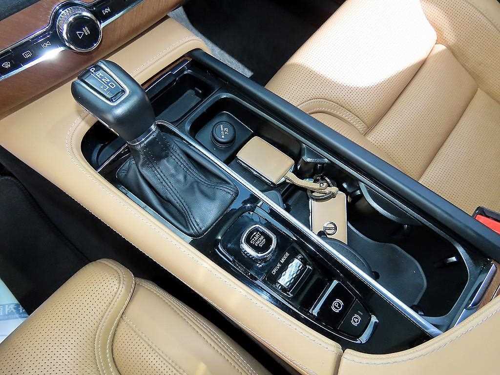 Volvo XC90 — photo 12