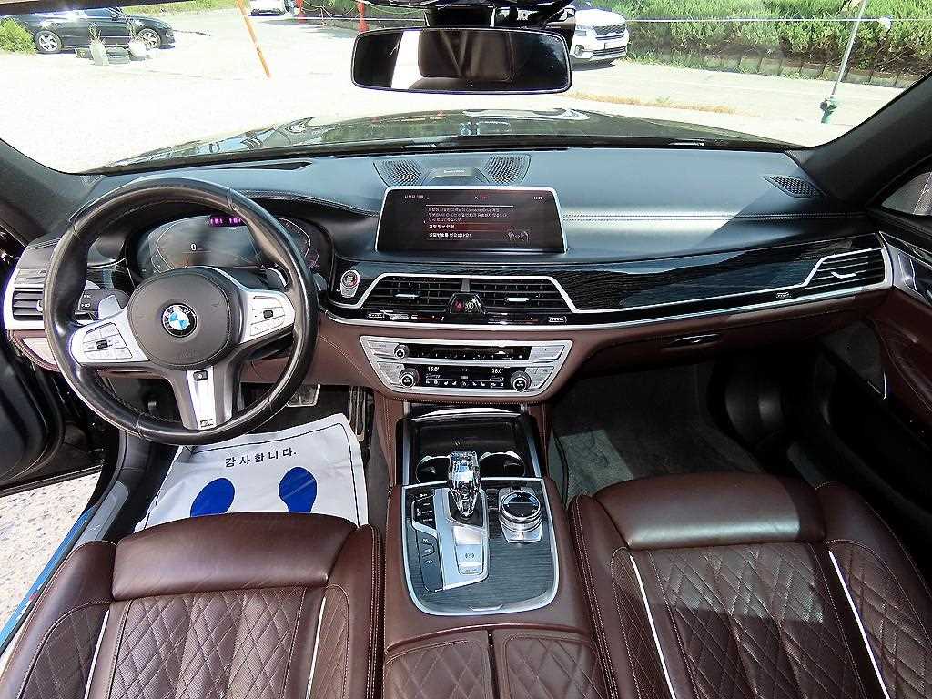 BMW 7-Series — photo 07