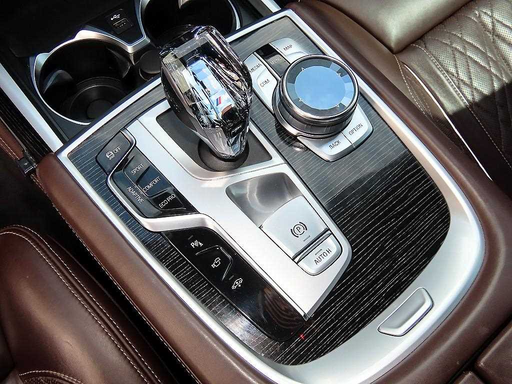 BMW 7-Series — photo 11