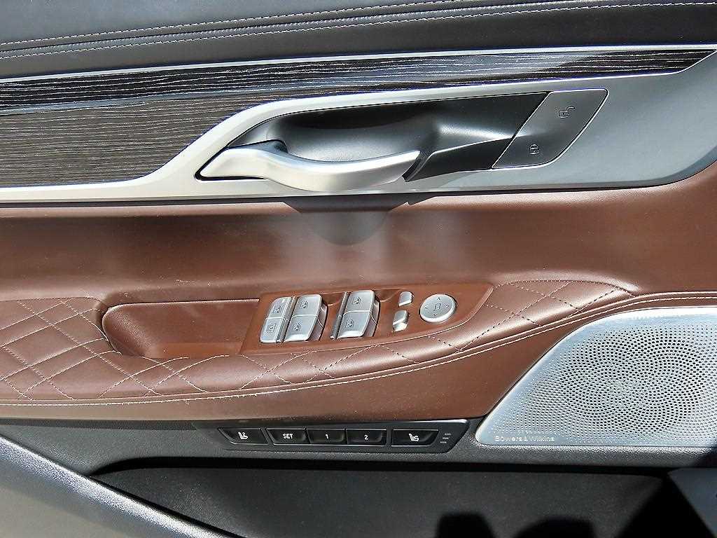 BMW 7-Series — photo 12