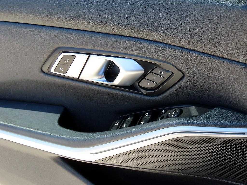 BMW 3-Series — photo 12