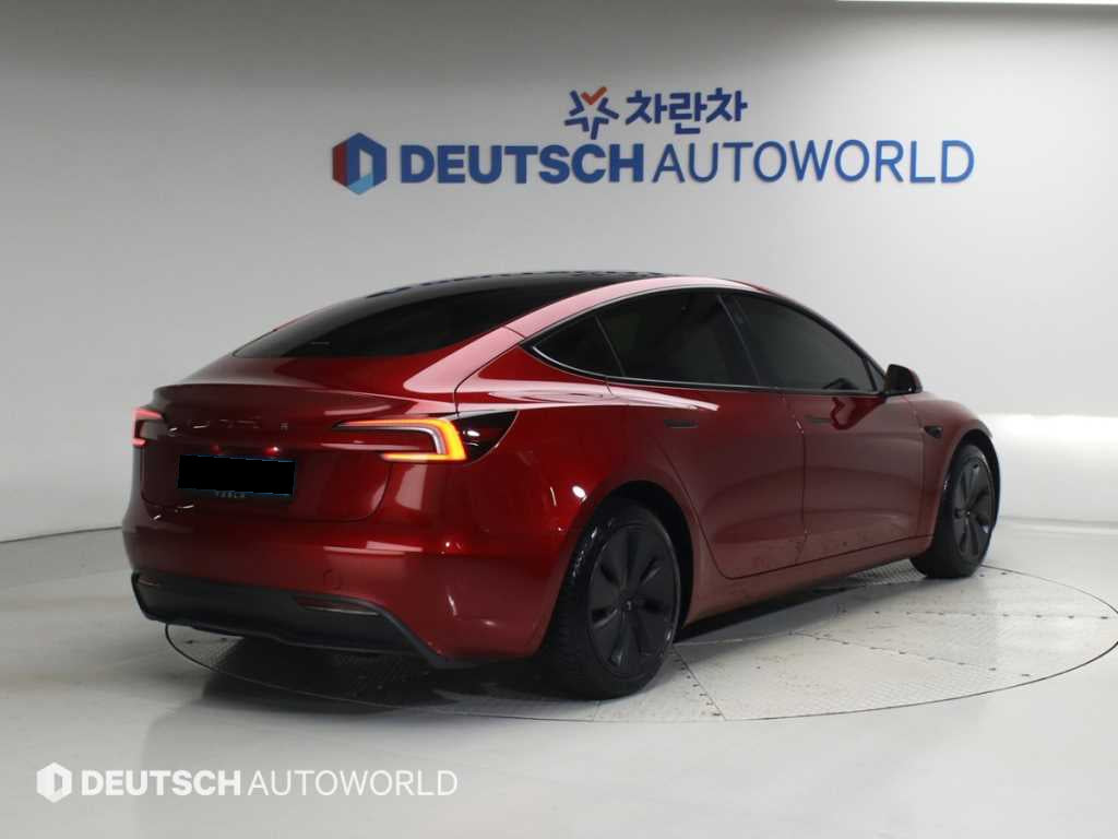 Tesla Model 3 — photo 02