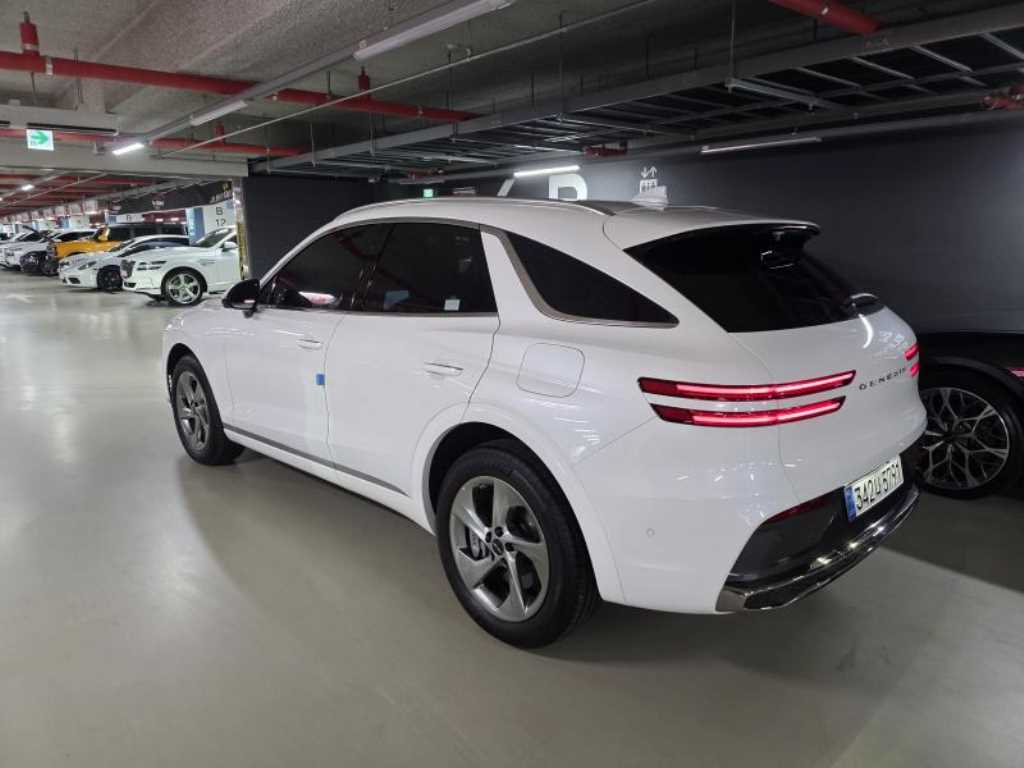 Genesis GV70 — photo 04