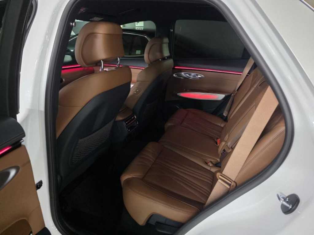 Genesis GV70 — photo 09