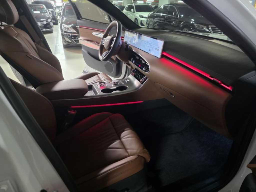Genesis GV70 — photo 11