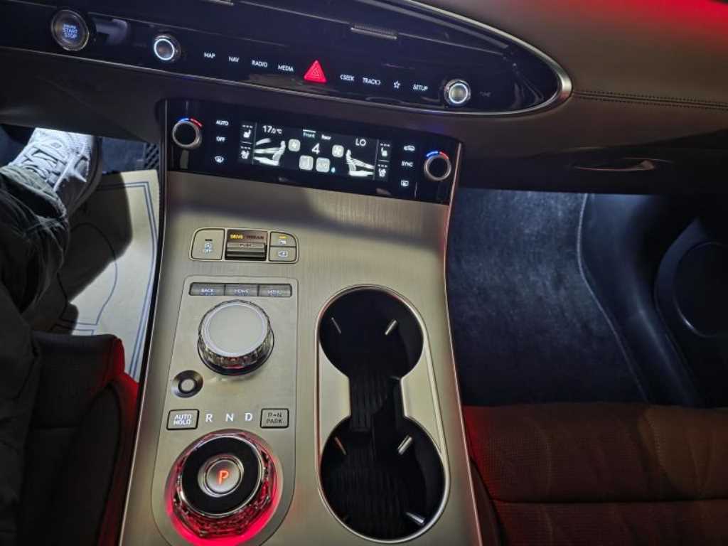 Genesis GV70 — photo 19
