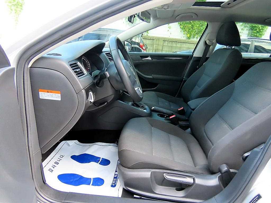 Volkswagen Jetta — photo 05