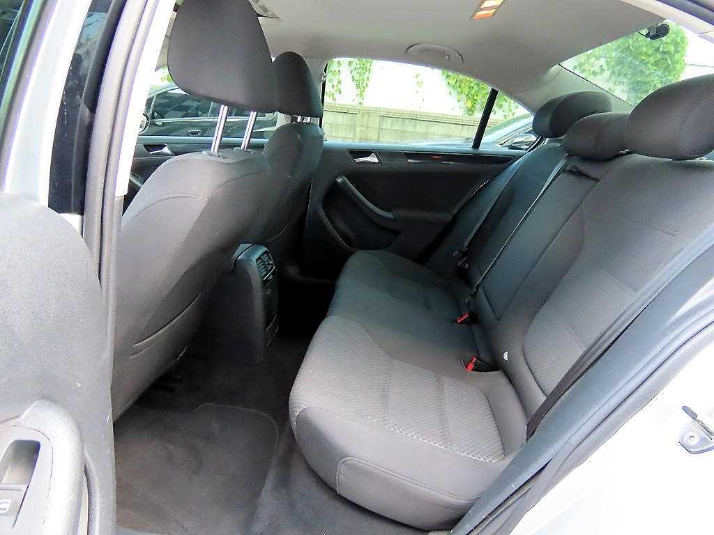 Volkswagen Jetta — photo 06