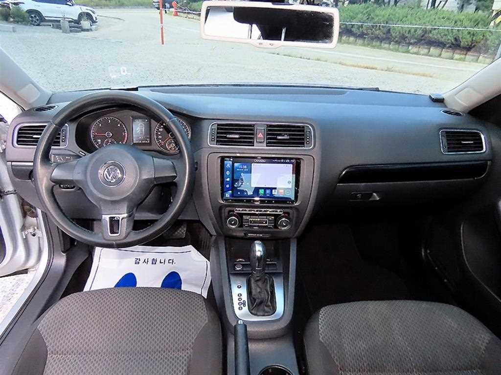 Volkswagen Jetta — photo 07