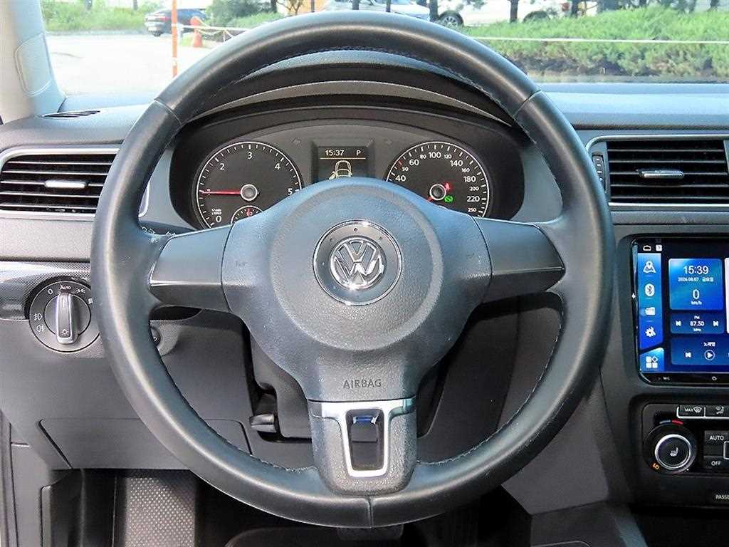 Volkswagen Jetta — photo 08