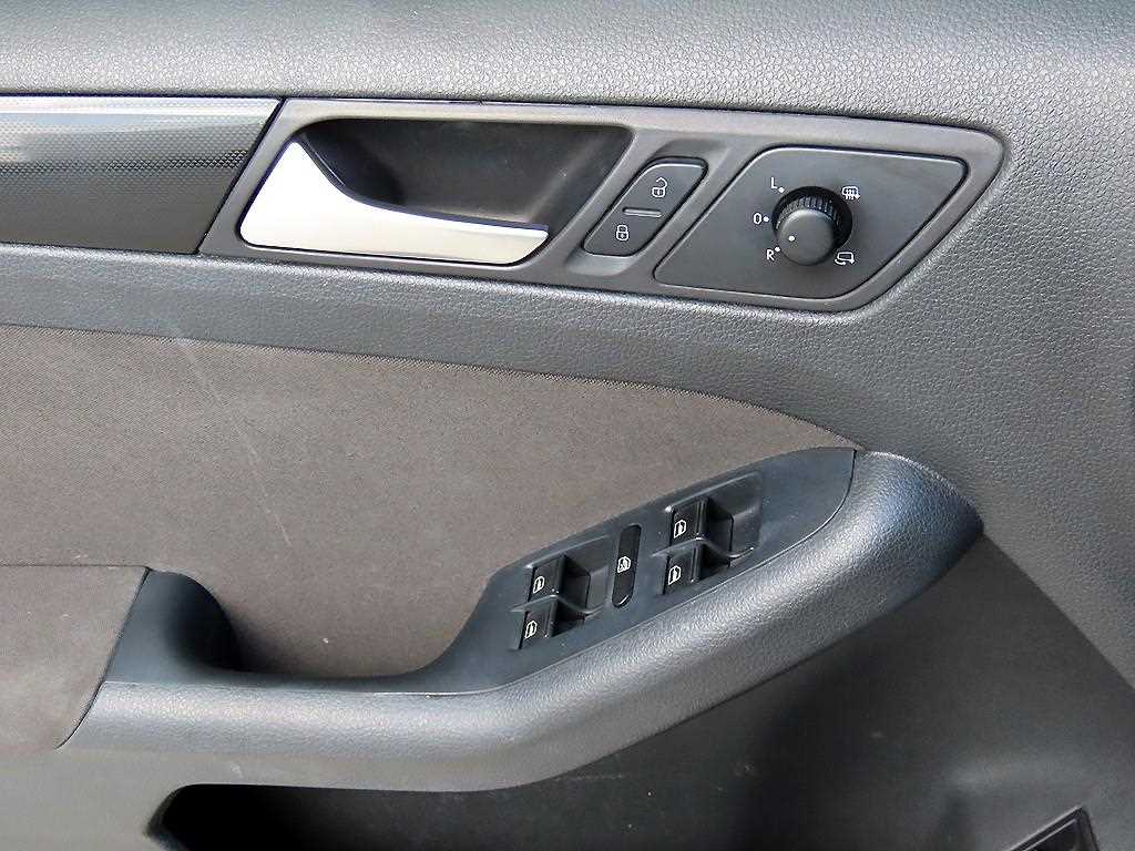 Volkswagen Jetta — photo 12