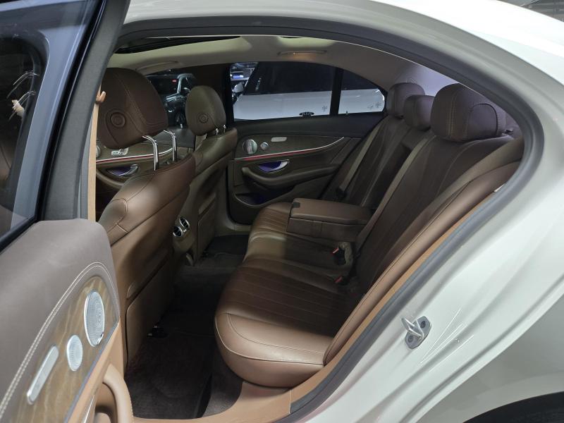 Mercedes-Benz E-Class — photo 06