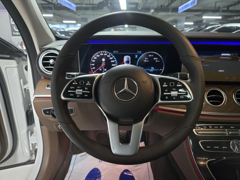 Mercedes-Benz E-Class — photo 07