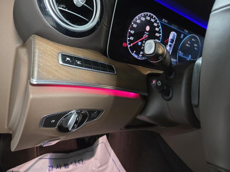 Mercedes-Benz E-Class — photo 14