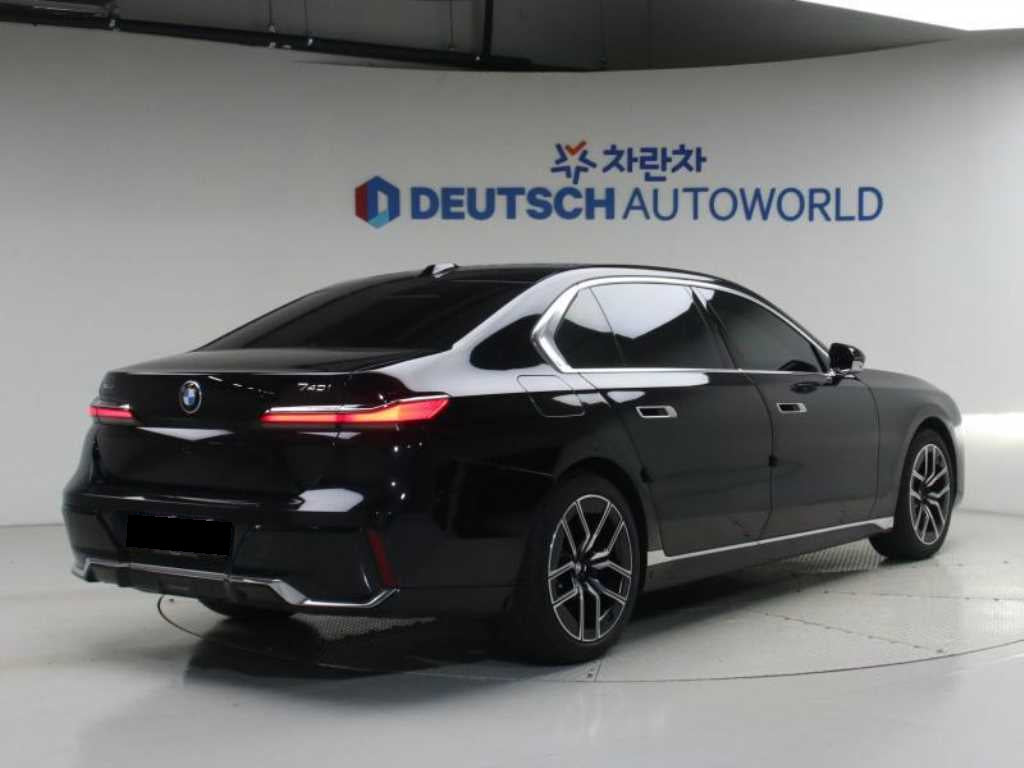 BMW 7-Series — photo 04