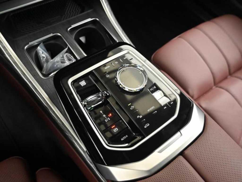BMW 7-Series — photo 09
