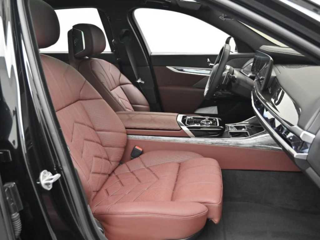 BMW 7-Series — photo 10