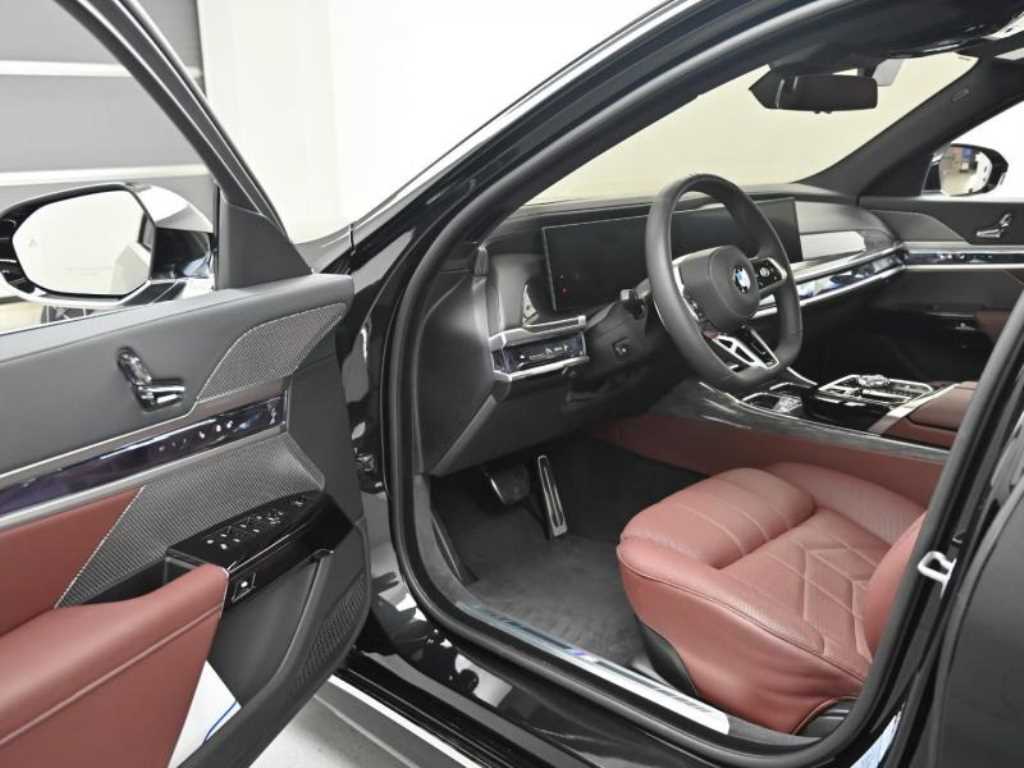 BMW 7-Series — photo 11