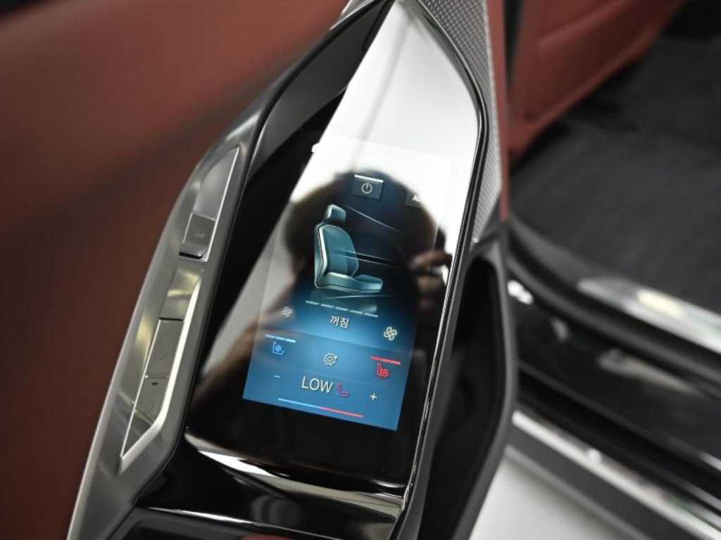 BMW 7-Series — photo 16