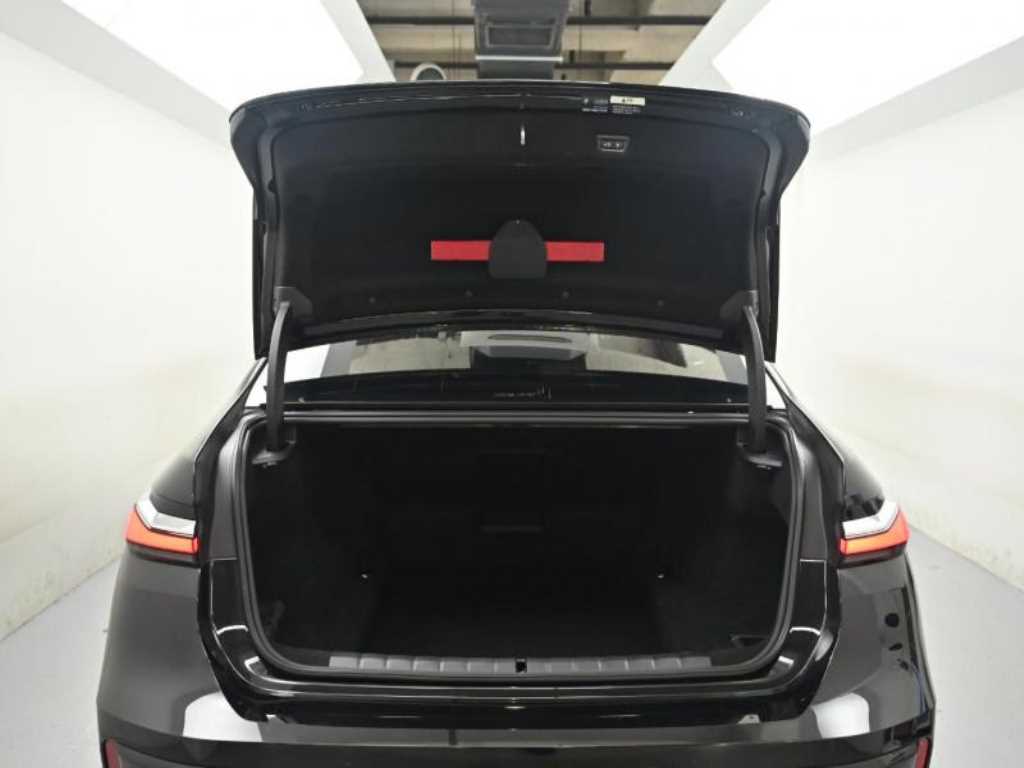 BMW 7-Series — photo 19