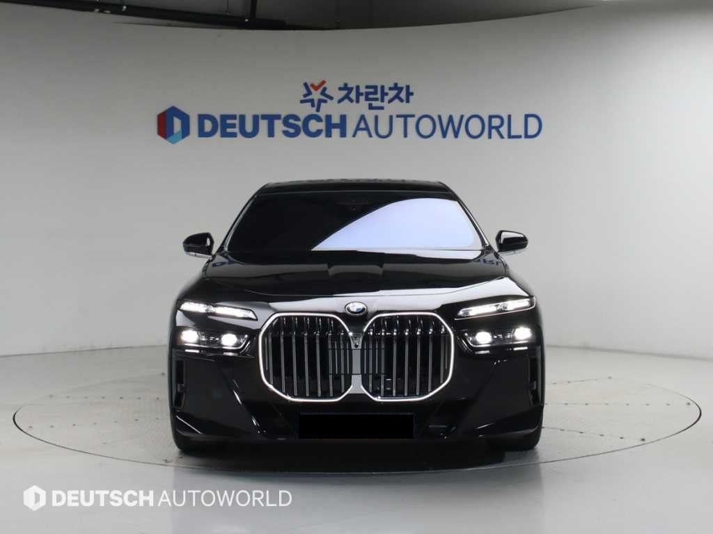 BMW 7-Series — photo 01