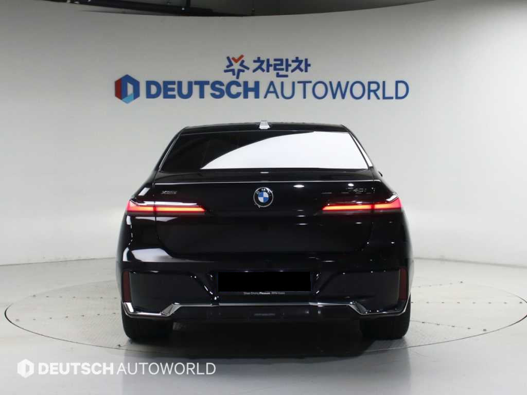 BMW 7-Series — photo 02