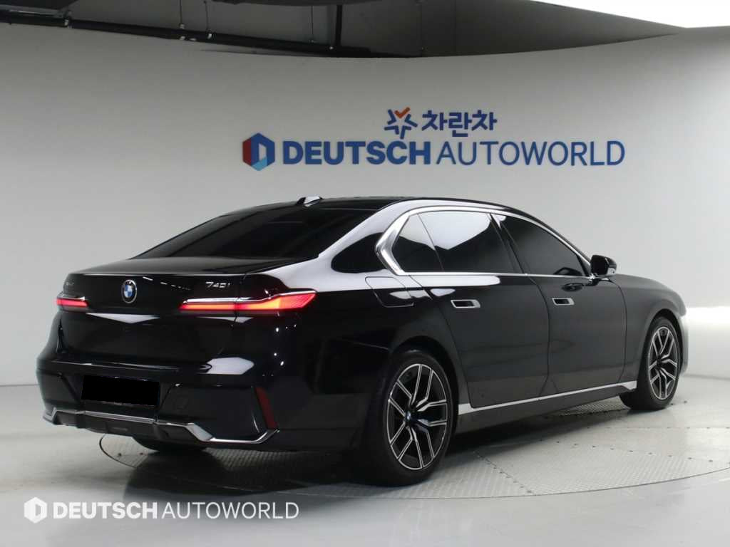 BMW 7-Series — photo 04